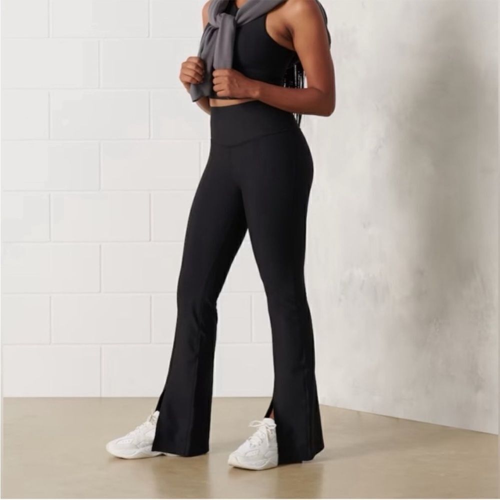 Aritzia TNA High Rise Split Flare Leggings, size XS, great condition!